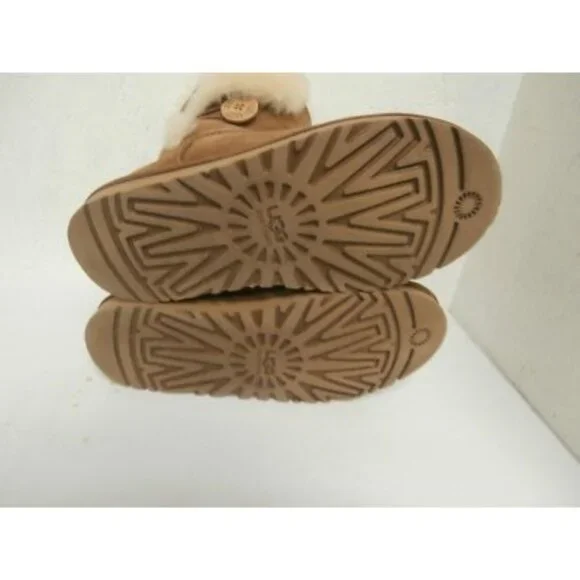Ugg Women's 5803 Bailey Button Tan Size 6 USED!!! - Picture 7 of 7